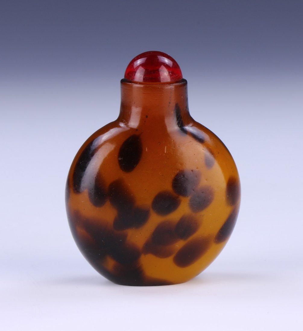 A CHINESE ANTIQUE GLASS SNUFF BOTTLE (1 of 3)