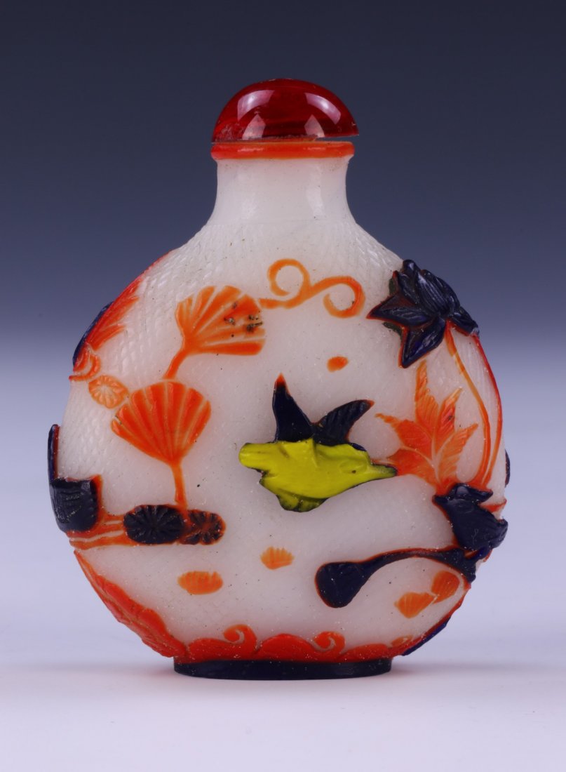 A CHINESE ANTIQUE OVERLAY PEKING GLASS SNUFF BOTTLE (1 of 3)