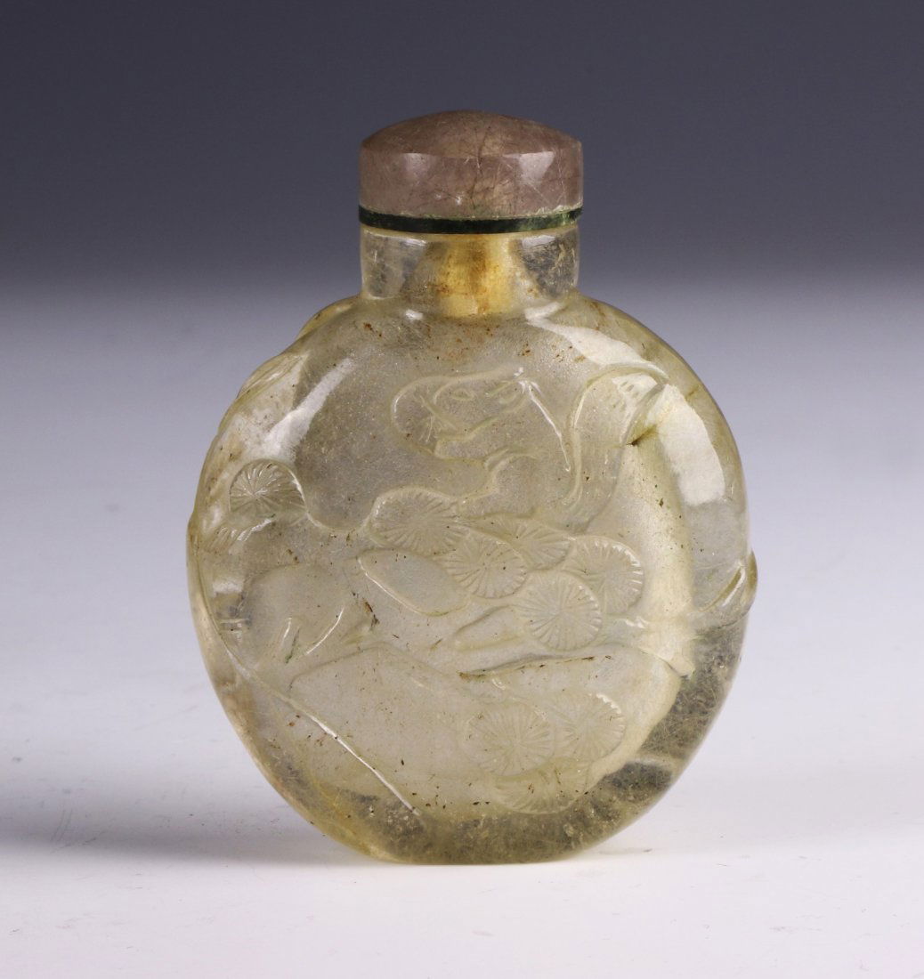 A CHINESE ANTIQUE CRYSTAL CARVED SNUFF BOTTLE (1 of 3)
