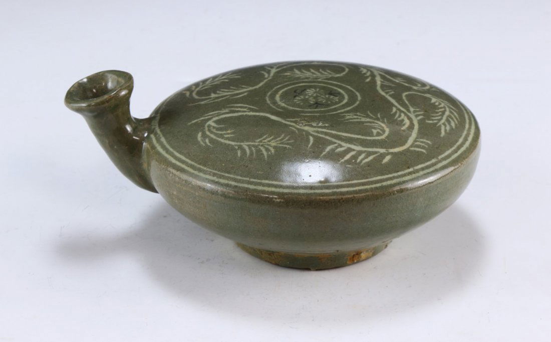 A KOREAN ANTIQUE CELADON GLAZED PORCELAIN VESSEL (1 of 5)