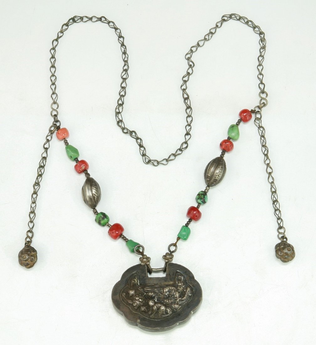 A CHINESE ANTIQUE CORAL & JADEITE SILVER NECKLACE (1 of 3)