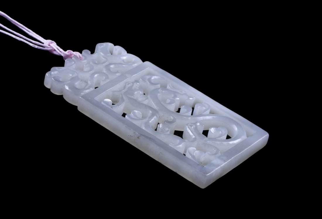 A CHINESE ANTIQUE JADE CARVED PENDANT (1 of 2)