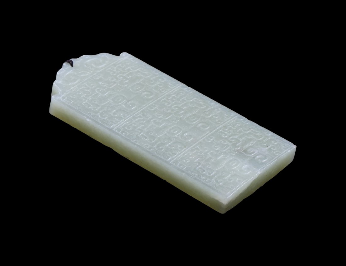 A CHINESE ANTIQUE JADE CARVED PENDANT (1 of 2)