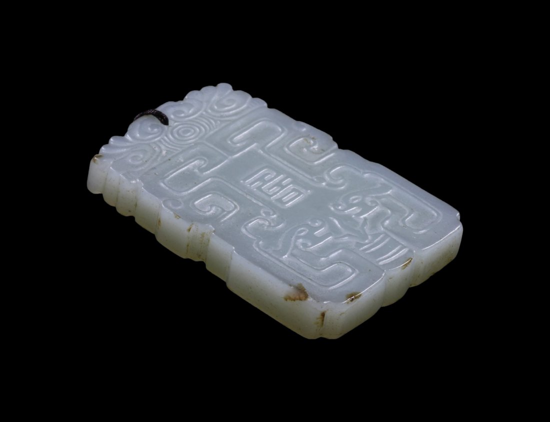 A CHINESE ANTIQUE JADE CARVED PENDANT (1 of 2)