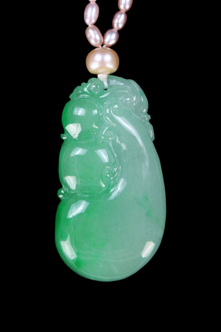 A TRANSLUCENT JADEITE PENDANT NECKLACE (1 of 3)