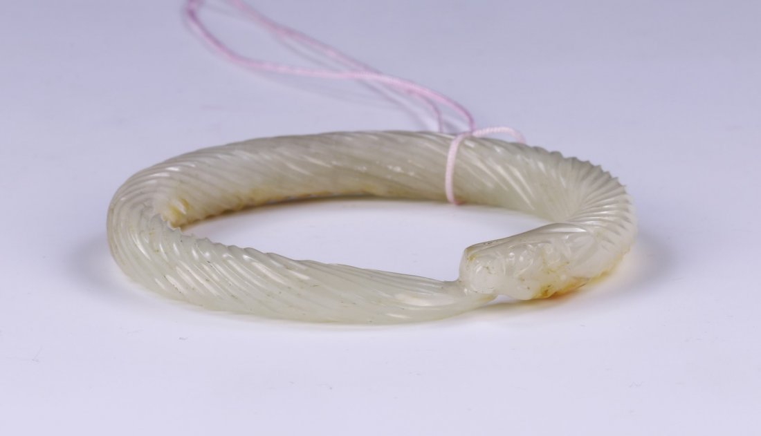 A CHINESE ANTIQUE JADE CARVED BRACELET (1 of 3)