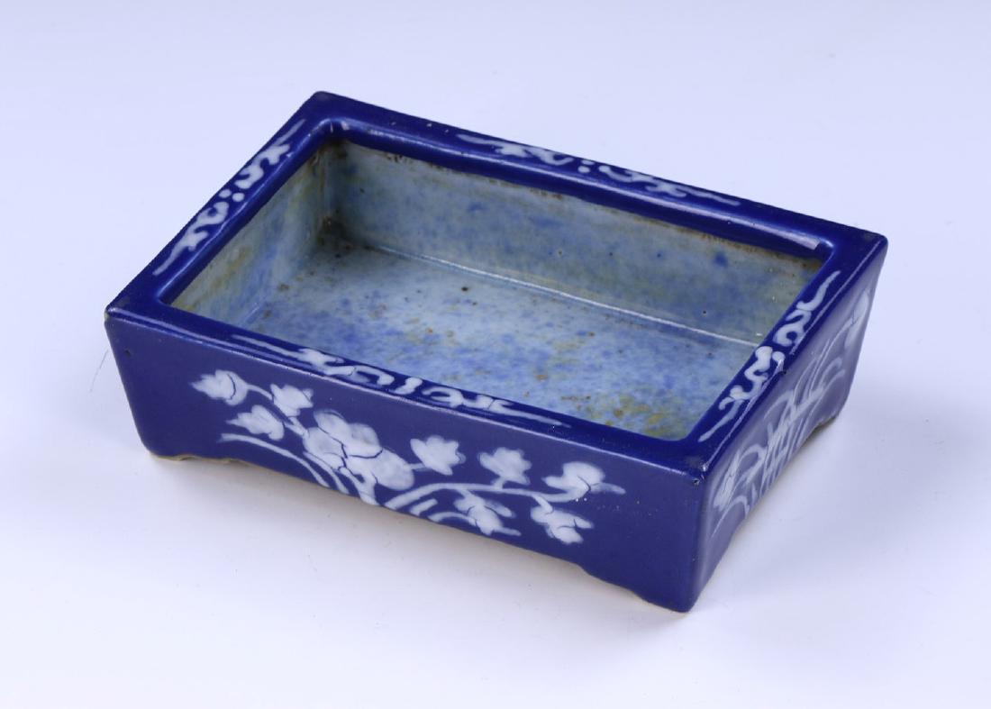 A CHINESE ANTIQUE BLUE & WHITE PORCELAIN PLANTER (1 of 5)