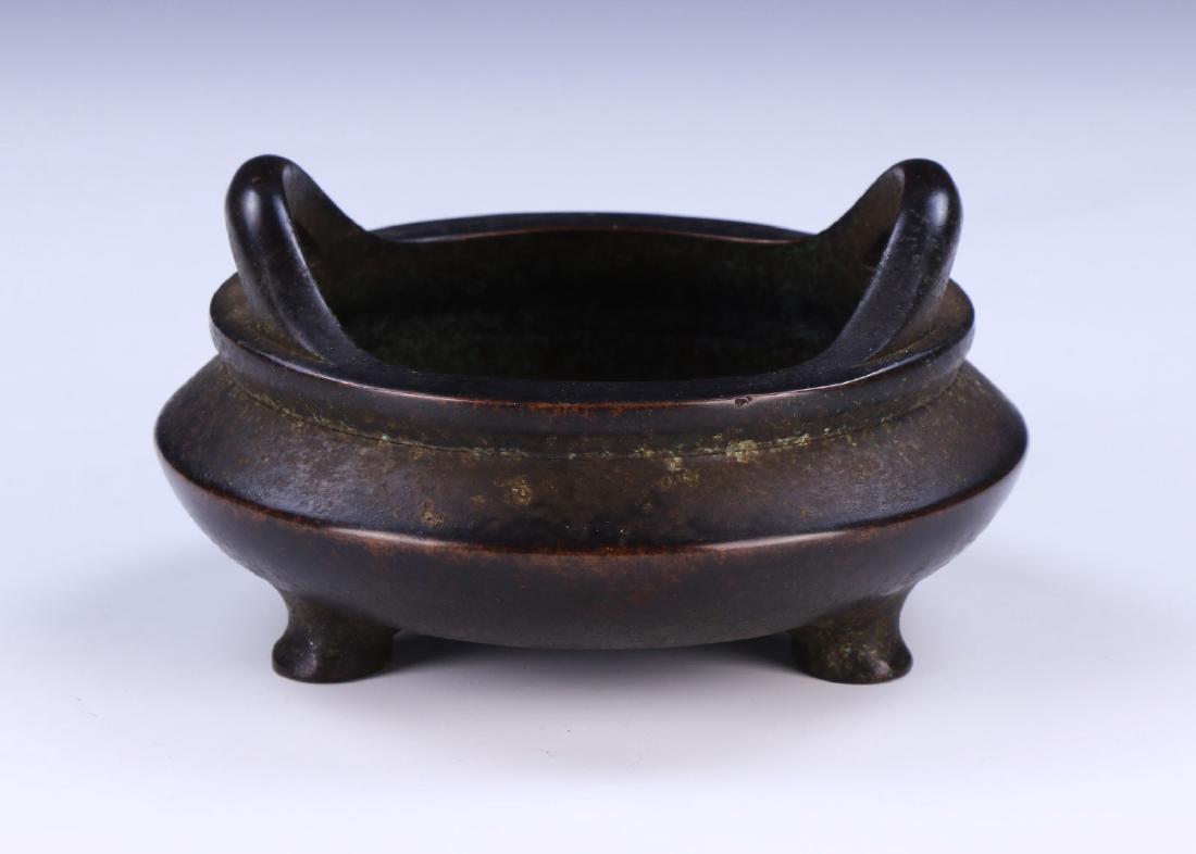 A CHINESE ANTIQUE BRONZE TRI-POD CENSER (1 of 5)