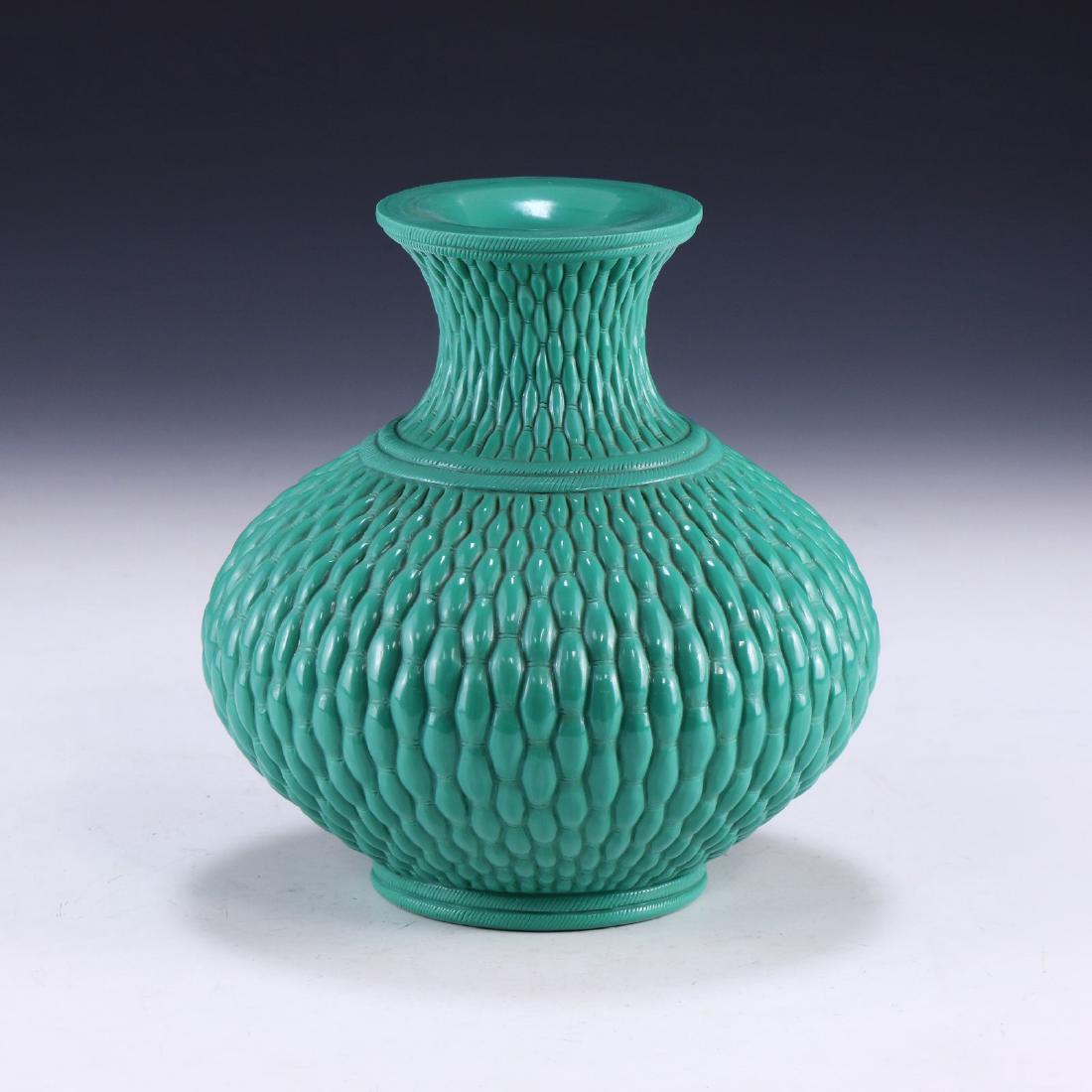 A CHINESE ANTIQUE GREEN PEKING GLASS VASE (1 of 6)