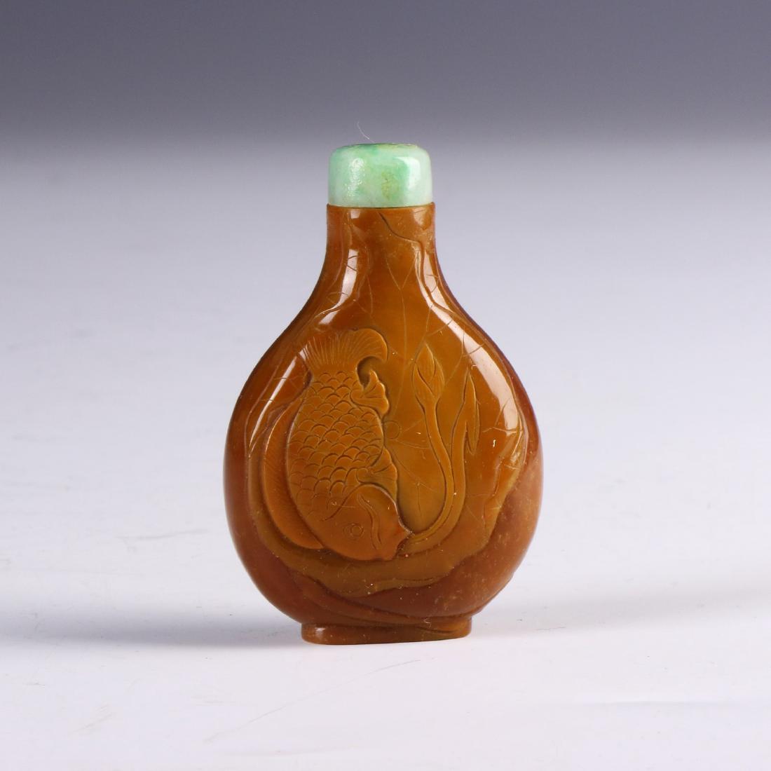 A CHINESE ANTIQUE AGATE SNUFF BOTTLE (1 of 3)