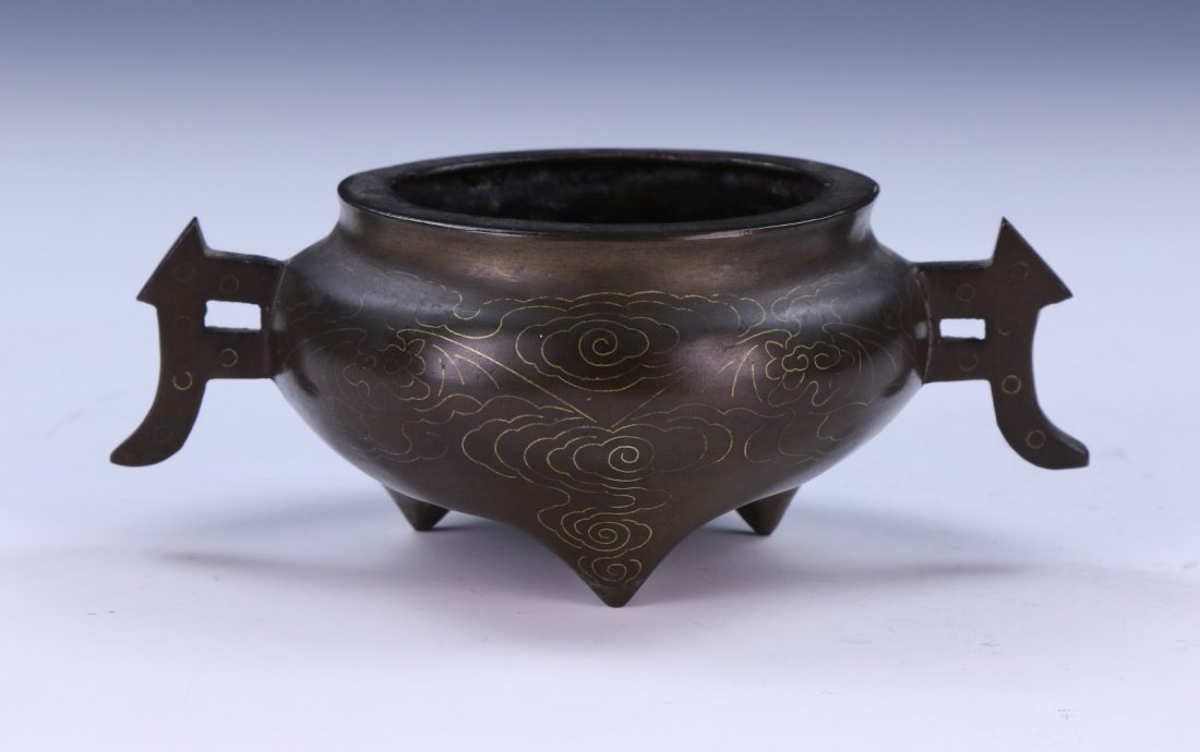 A CHINESE ANTIQUE BRONZE HANDLED CENSER (1 of 5)