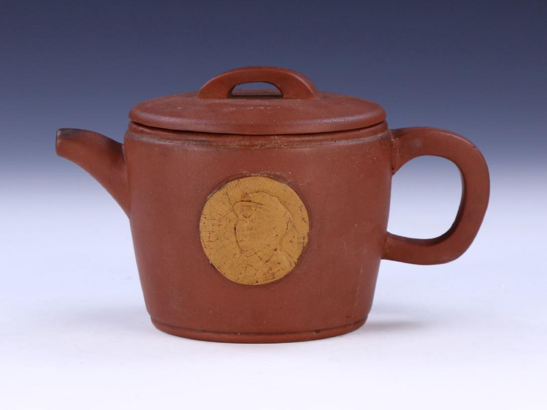A CHINESE ANTIQUE YIXING ZISHA TEAPOT (1 of 6)