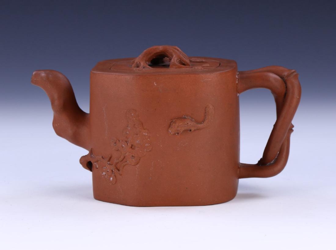 A CHINESE ANTIQUE YIXING ZISHA TEAPOT (1 of 7)