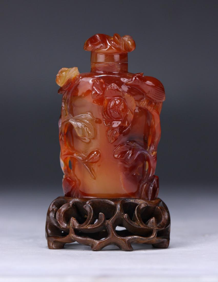 A CHINESE ANTIQUE AGATE SNUFF BOTTLE (1 of 4)