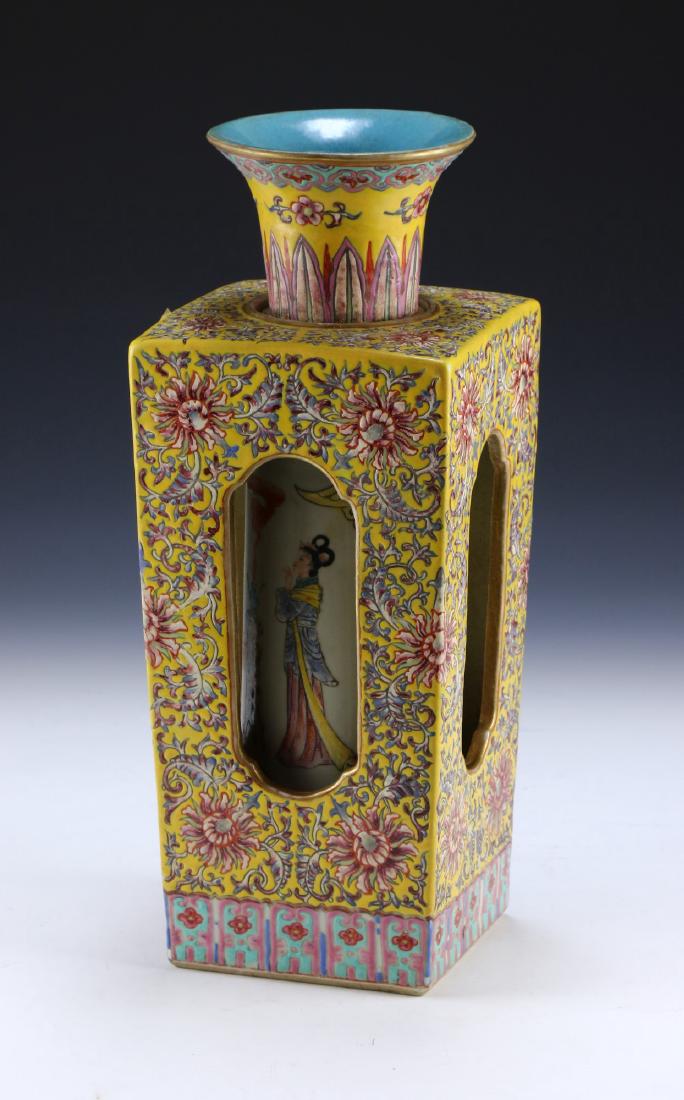 A CHINESE ANTIQUE FAMILLE ROSE PORCELAIN VASE (1 of 7)