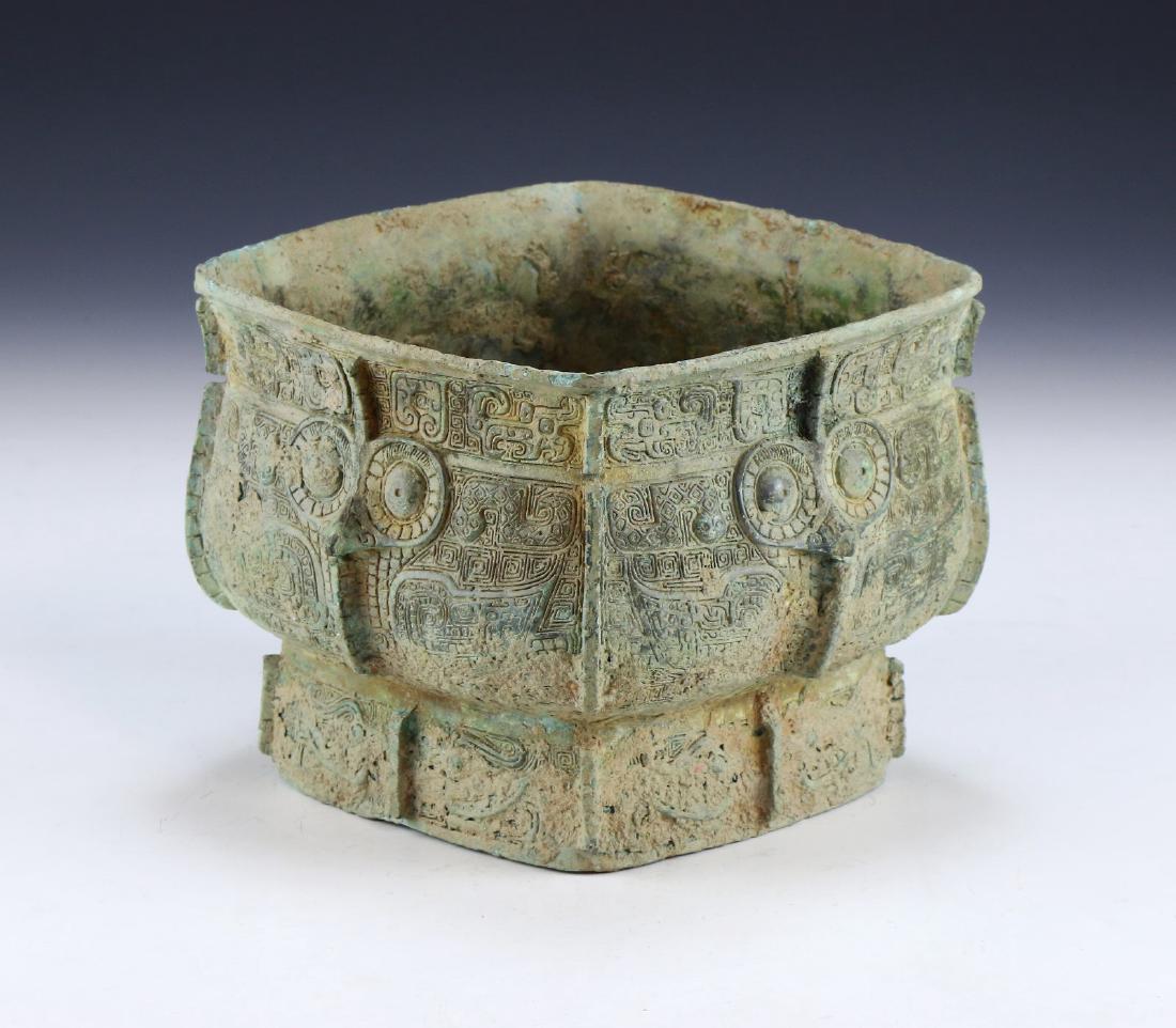 A CHINESE ARCHAIC BRONZE VASE (1 of 5)