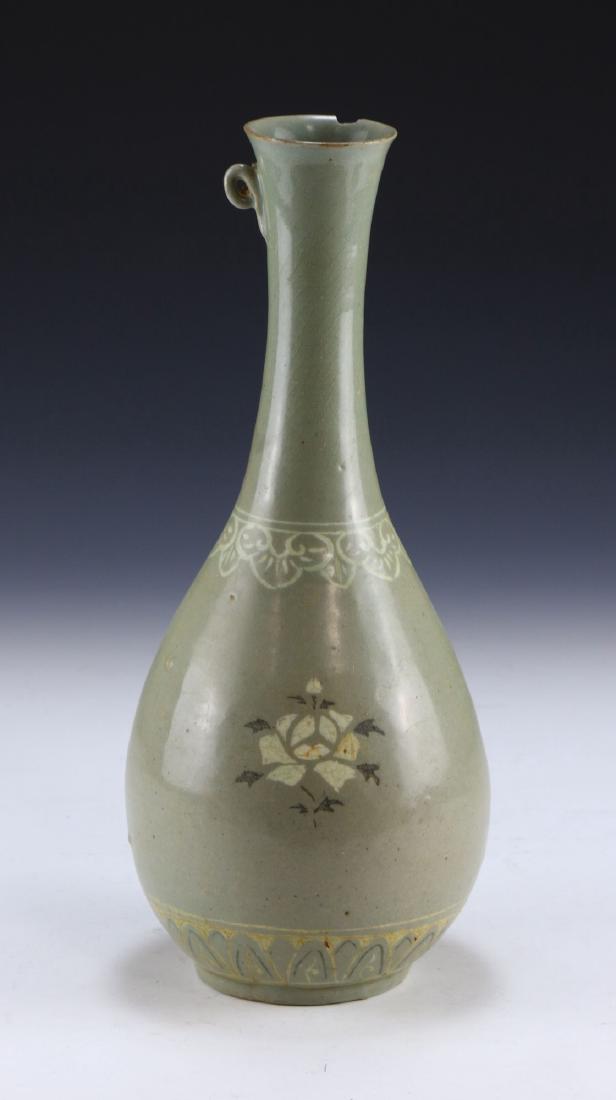 A KOREAN ANTIQUE CELADON GLAZED PORCELAIN VASE (1 of 4)