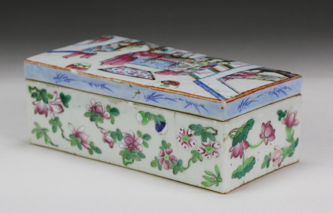 A CHINESE ANTIQUE FAMILLE ROSE PORCELAIN LIDDED CASE: A Chinese Antique Famille Rose Porcelain Lidded Case: Of Rectangular Form With The Scene Of Figures On The Lid, Of Late Qing Dynasty; Size: L: 7-1/2" (19.05cm)
