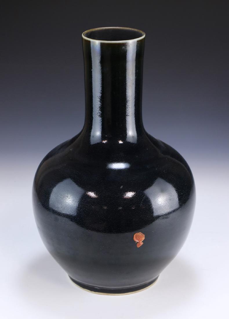 A BIG CHINESE ANTIQUE BLACK GLAZED PORCELAIN VASE (1 of 5)