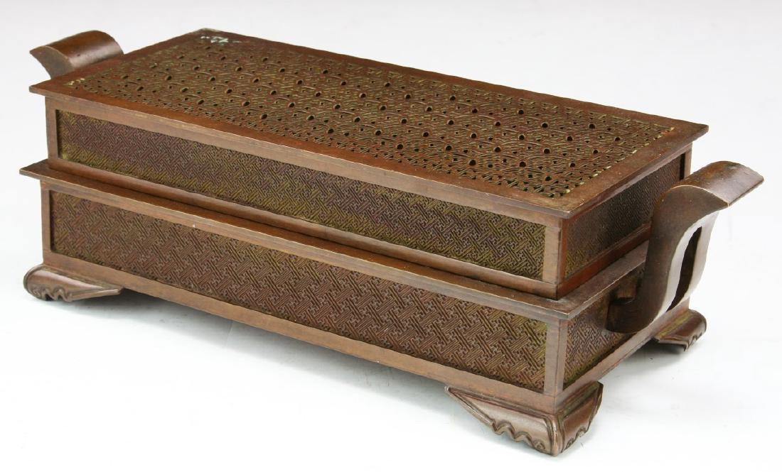 A CHINESE ANTIQUE BRONZE CENSER BURNER WITH COVER (1 of 5)