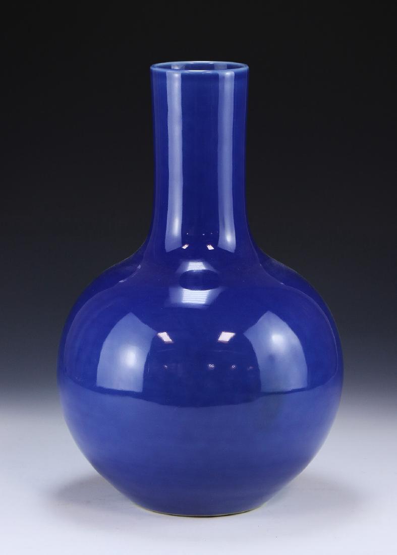 A CHINESE ANTIQUE BLUE GLAZED PORCELAIN VASE (1 of 3)