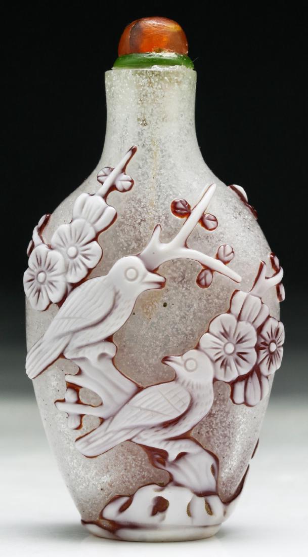 A CHINESE ANTIQUE OVERLAY PEKING GLASS SNUFF BOTTLE (1 of 3)