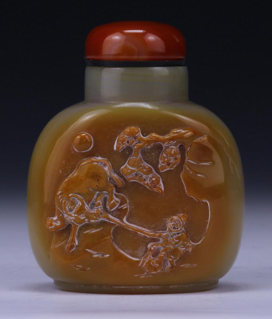 A CHINESE CAMEO CARVED AGATE SNUFF BOTTLE (1 of 3)