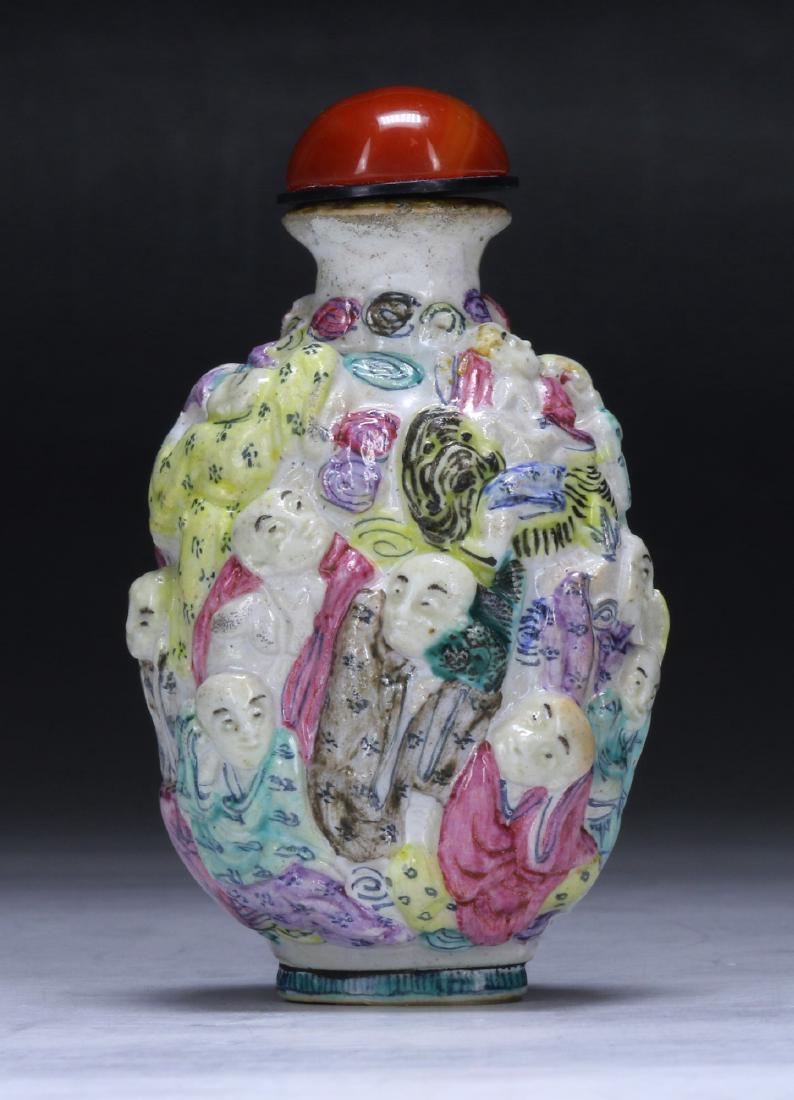 A CHINESE ANTIQUE FAMILLE ROSE PORCELAIN SNUFF BOTTLE (1 of 3)