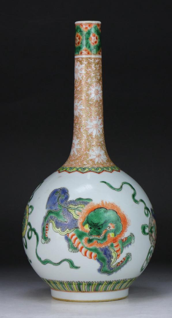 A CHINESE ANTIQUE FAMILLE VERTE PORCELAIN VASE (1 of 5)