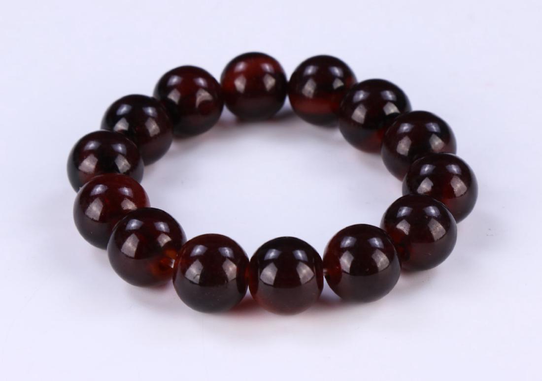 AN AGATE BEADED BRACELET (1 of 2)