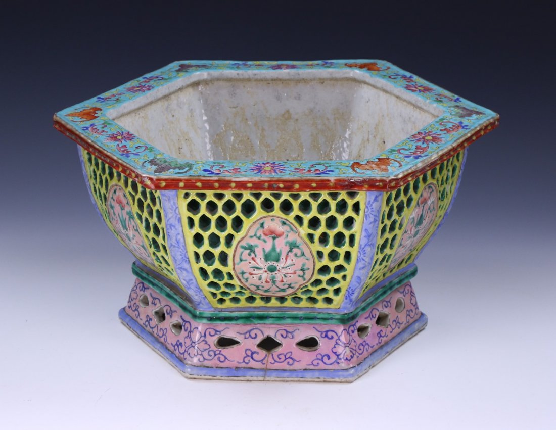 A BIG CHINESE ANTIQUE FAMILLE ROSE PORCELAIN PLANTER (1 of 4)