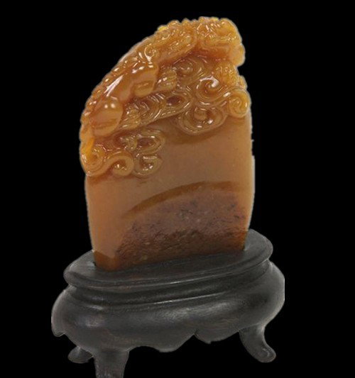 A Rare large Chinese Tian huang (Yellow Soapstone): A large Tianhuang (yellow soapstone),size: 8 X 5.5 CM without stand, dragon motif