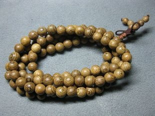 A Set of Chinese old Rosewood ( Jichimu ) Beads Bu: A Set of Chinese old Rosewood ( Jichimu ) Beads Buddha Necklace , length : 30 CM , 108 Balls