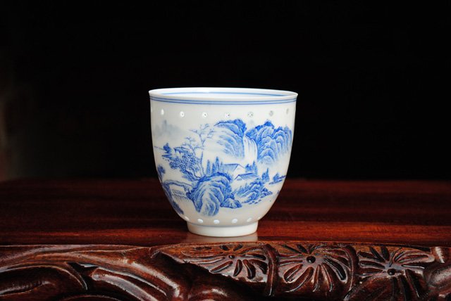 Fine Chinese Blue & White Cup: Fine Chinese Blue & White Ling long Cup , excellent painting fo landscape , marked , size: 7.5 X 7.5 CM