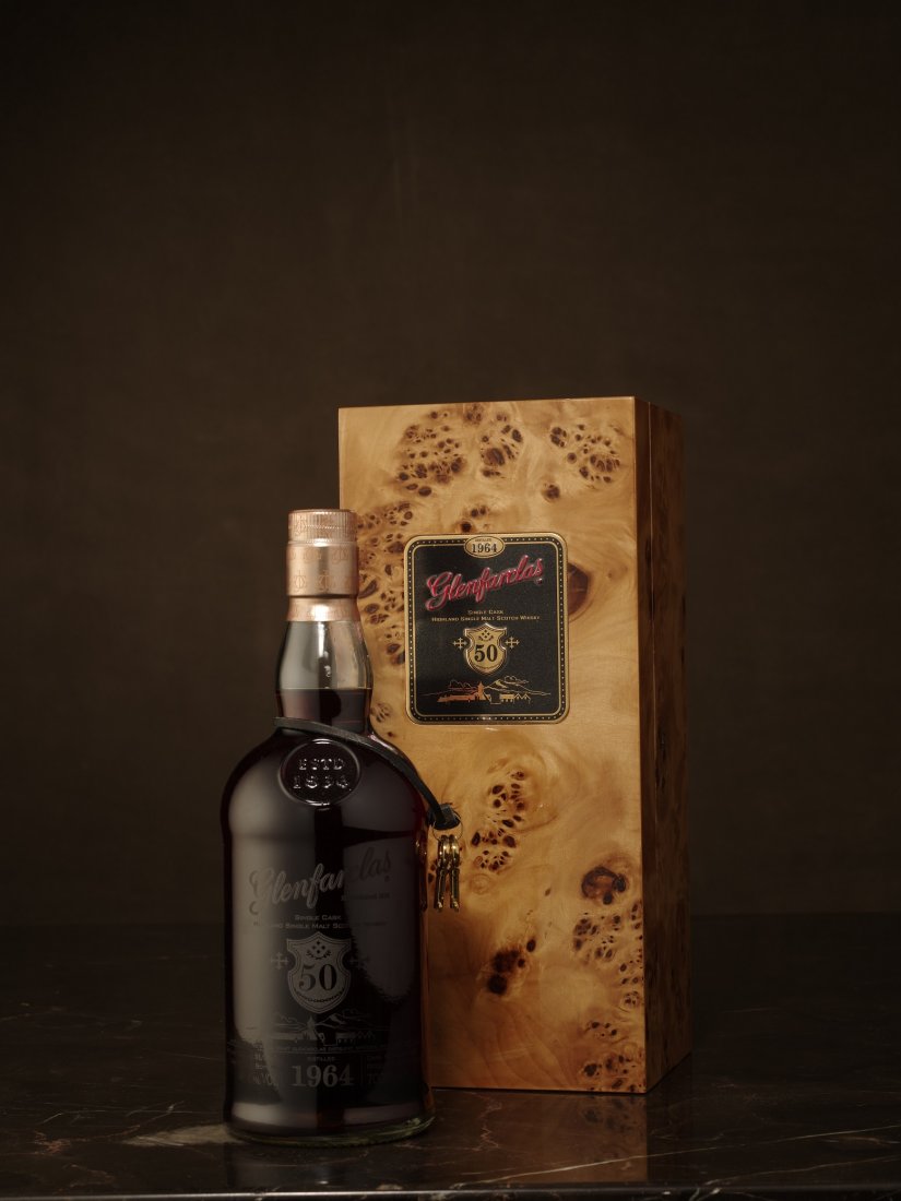 Glenfarclas Family Casks 1964 50 Years Old: Glenfarclas Family Casks 1964 50 Years OldSpeyside, 46.00%, 1964DIS./14.01.2015BOT., Cask#4727, Limited Edition 344 bottles, Spring 2015 Release1 (70cl) OGBAll the photos shown are for reference only.