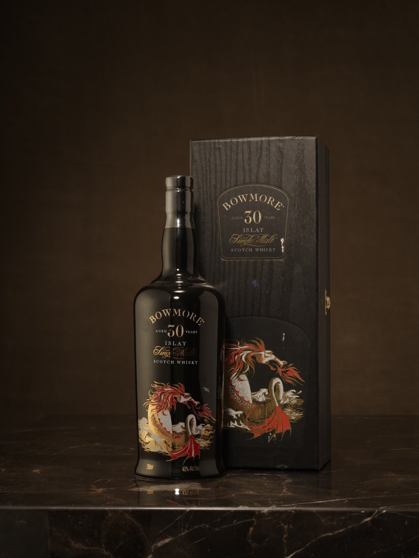 Bowmore Sea Dragon 30 Years Old: Bowmore Sea Dragon 30 Years Old Ceramic Decanter Bottle Islay, 43.00%, torn on box,1560g, Whiskyfun:91 1 (75cl) OGB All the photos shown are for reference only. For more information about this lot, pl