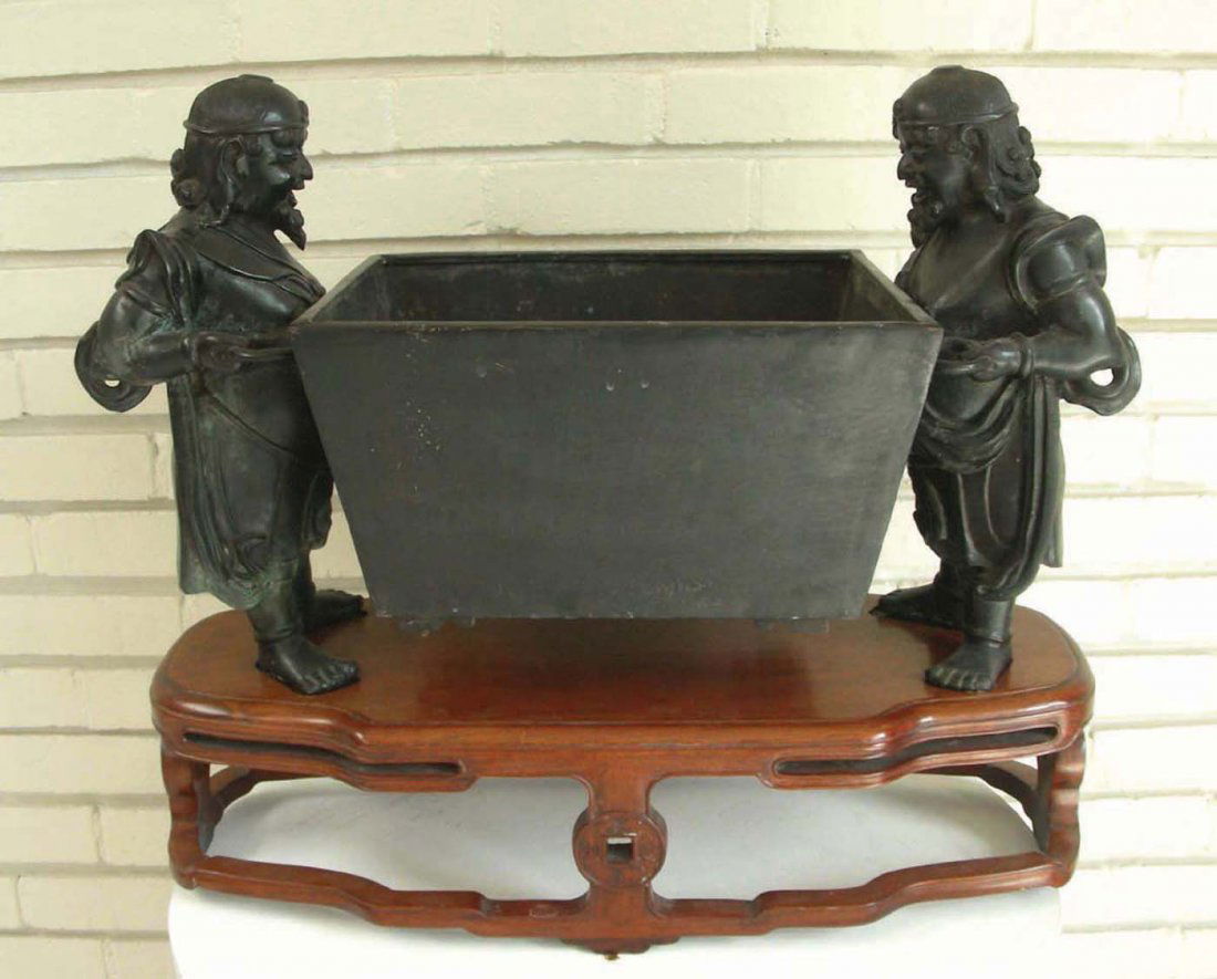 VINTAGE CHINESE BRONZE SCULPTURE OF TWO WARRIORS (1 of 7)