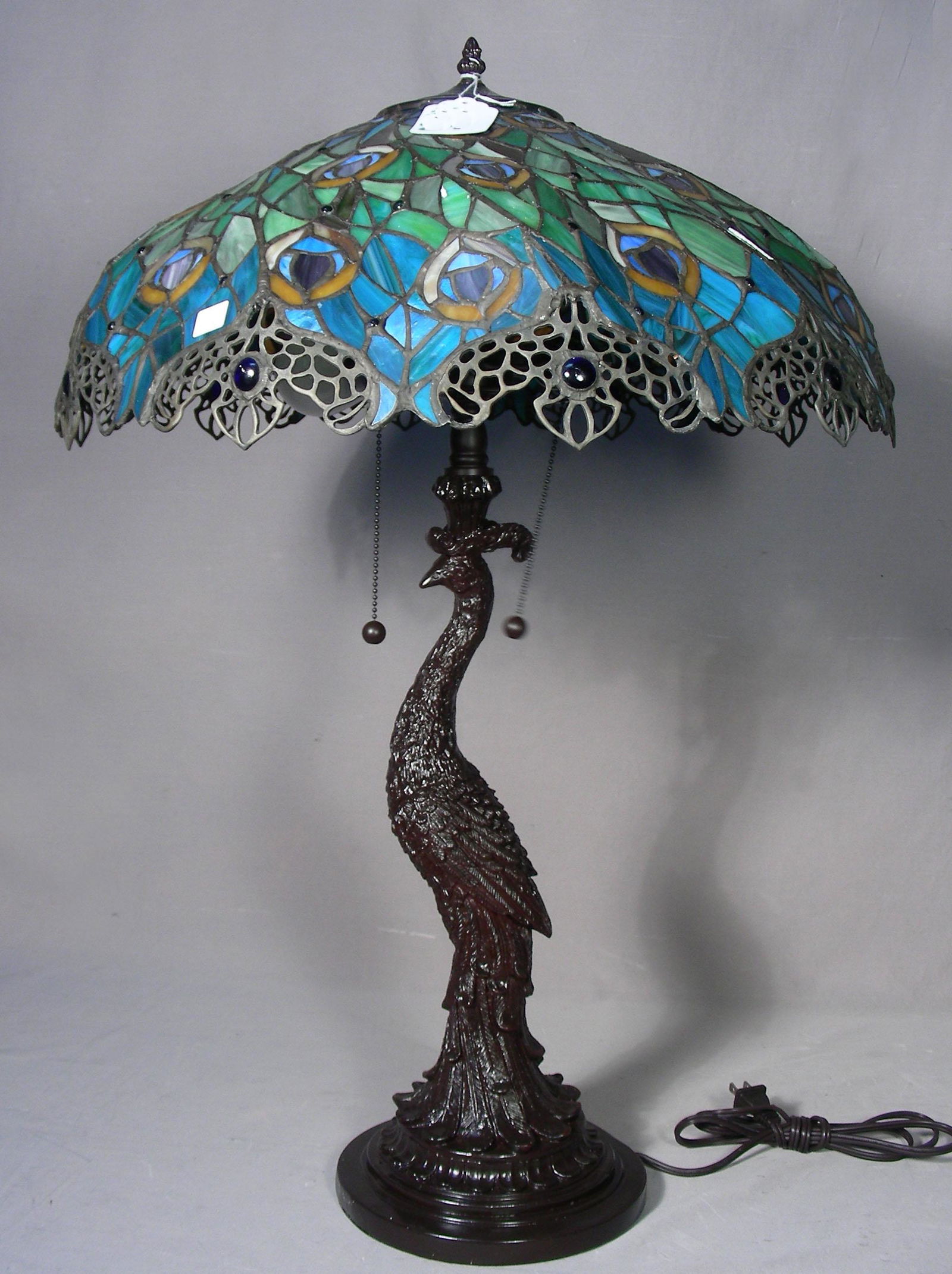 HAND PAINTED AND LEADED GLASS PEACOCK TABLE LAMP Sep 28, 2019