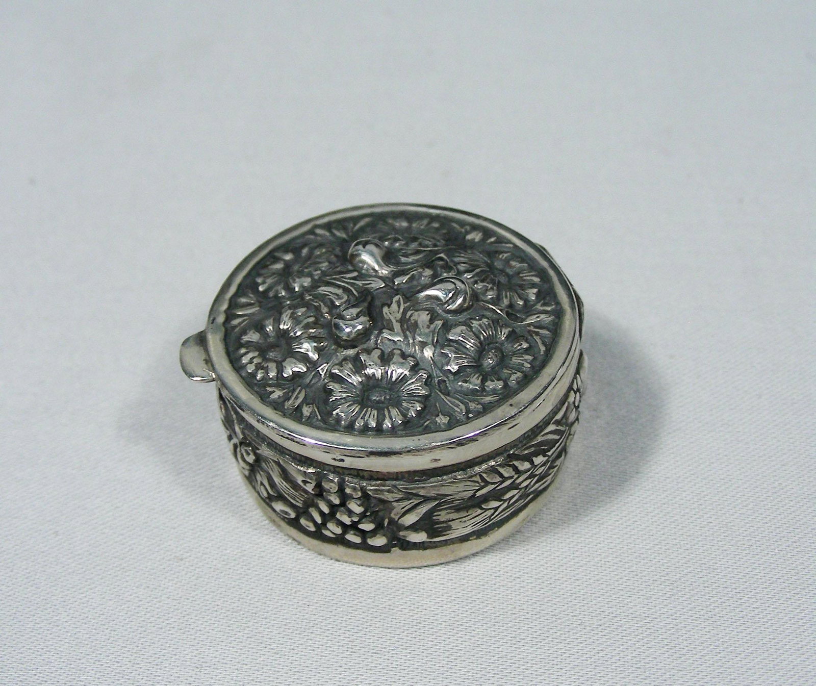 ANTIQUE VICTORIAN STERLING SILVER PILL BOX: 1 1/4" dia.