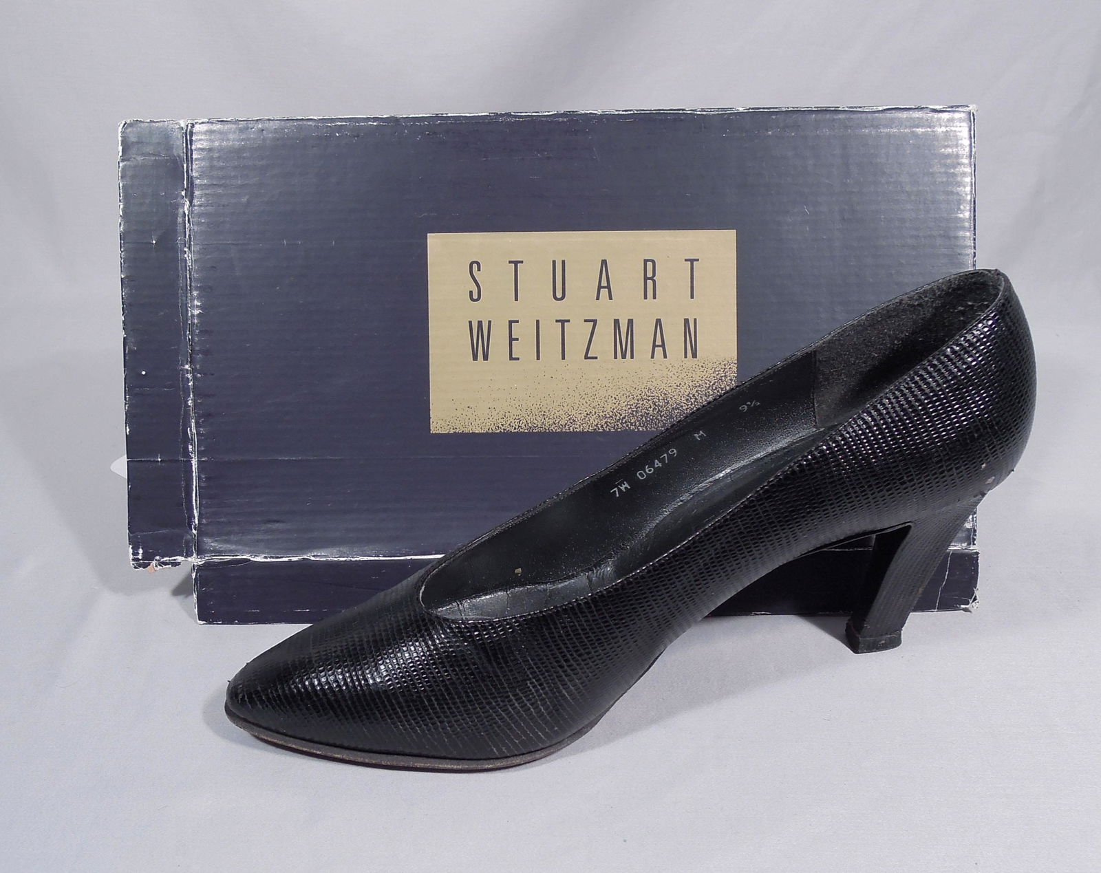 PAIR STUART WEITZMAN BLACK HEELS: Size 9 1/2.