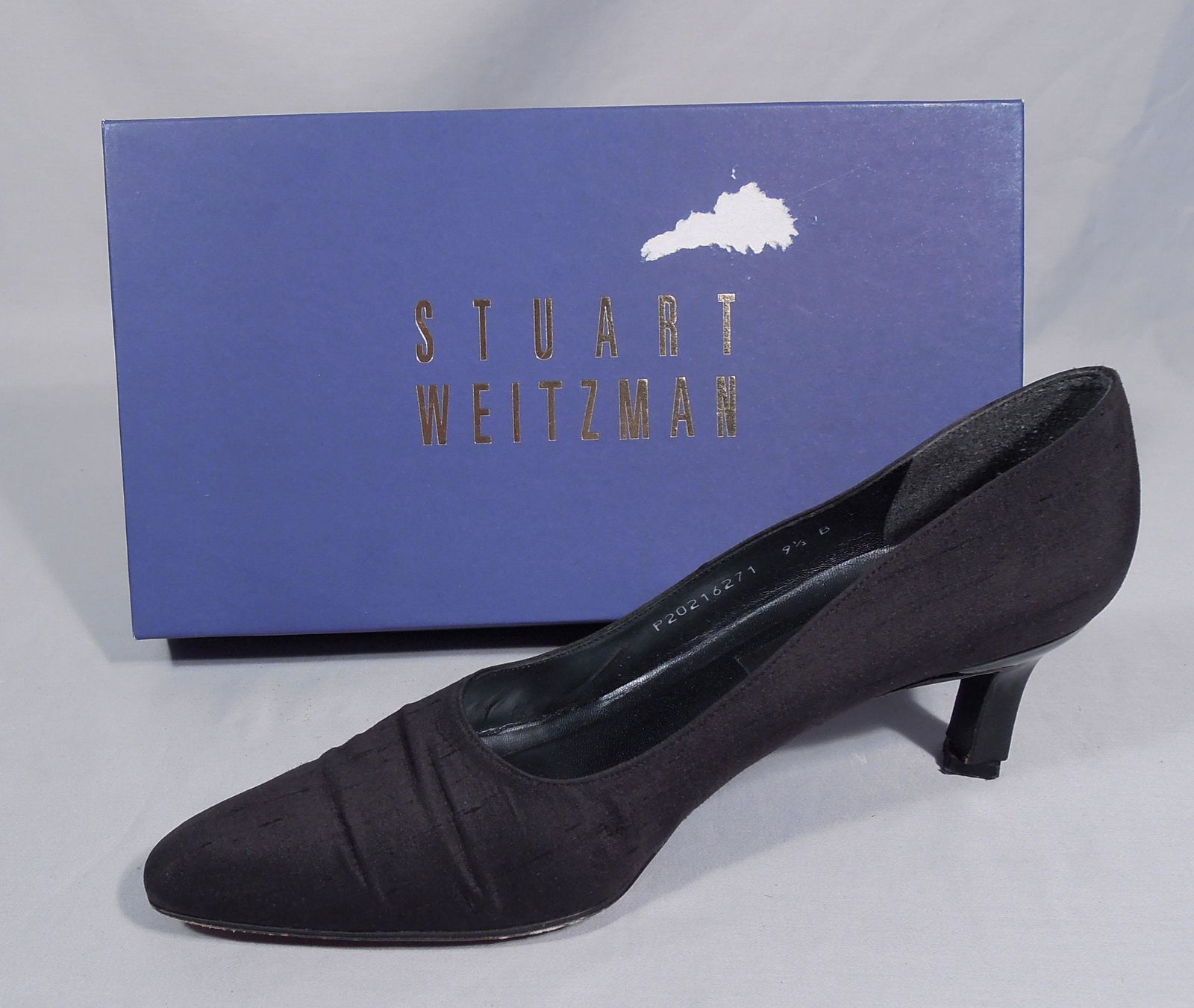 PAIR STUART WEITZMAN BLACK HEELS: Size 9 1/2.