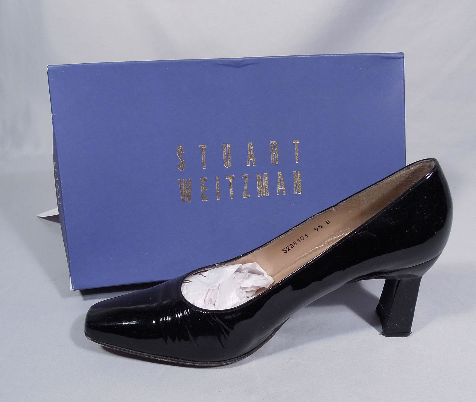 PAIR STUART WEITZMAN BLACK HEELS: Size 9 1/2.