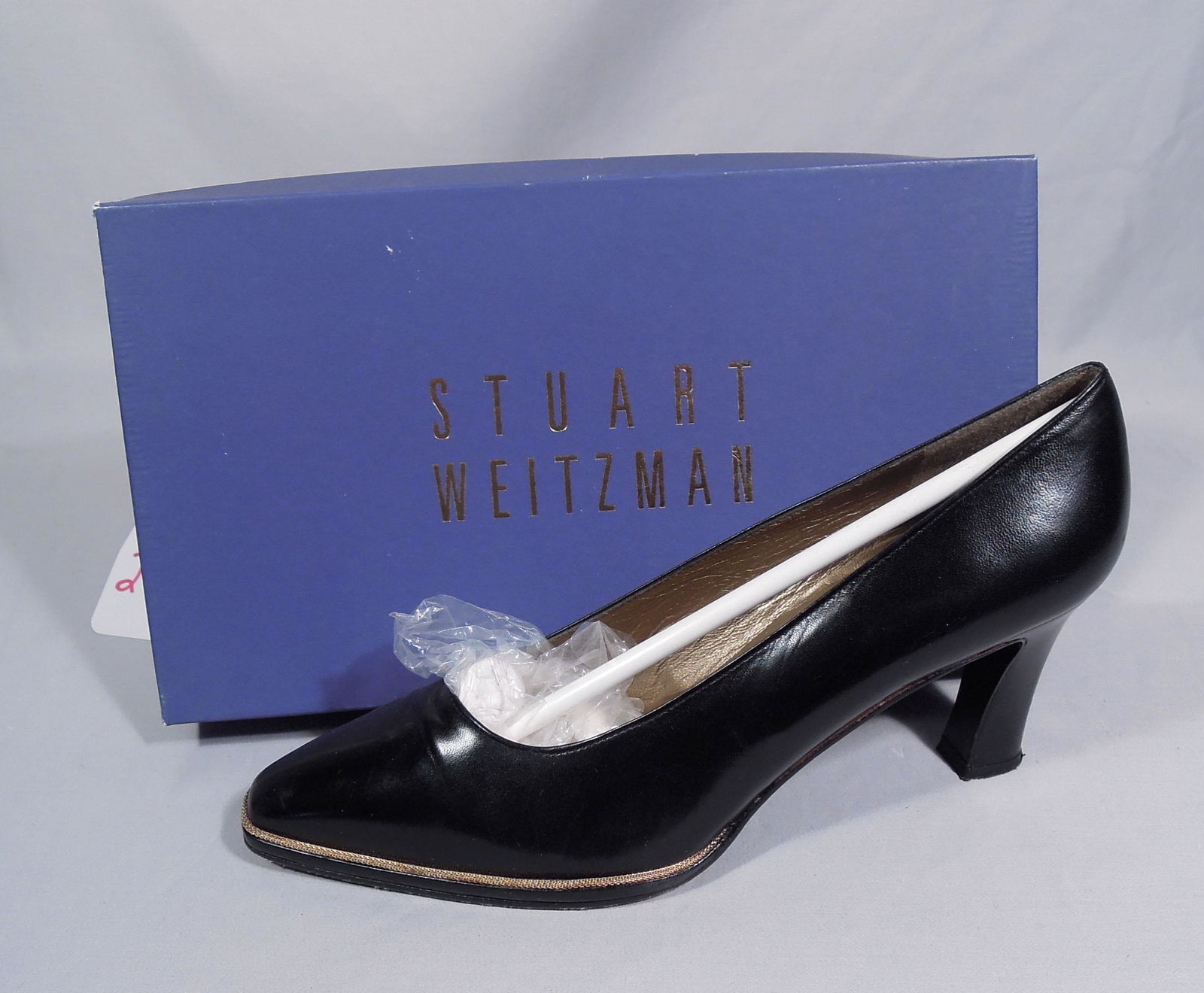 PAIR STUART WEITZMAN BLACK HEELS: Size 9 1/2.