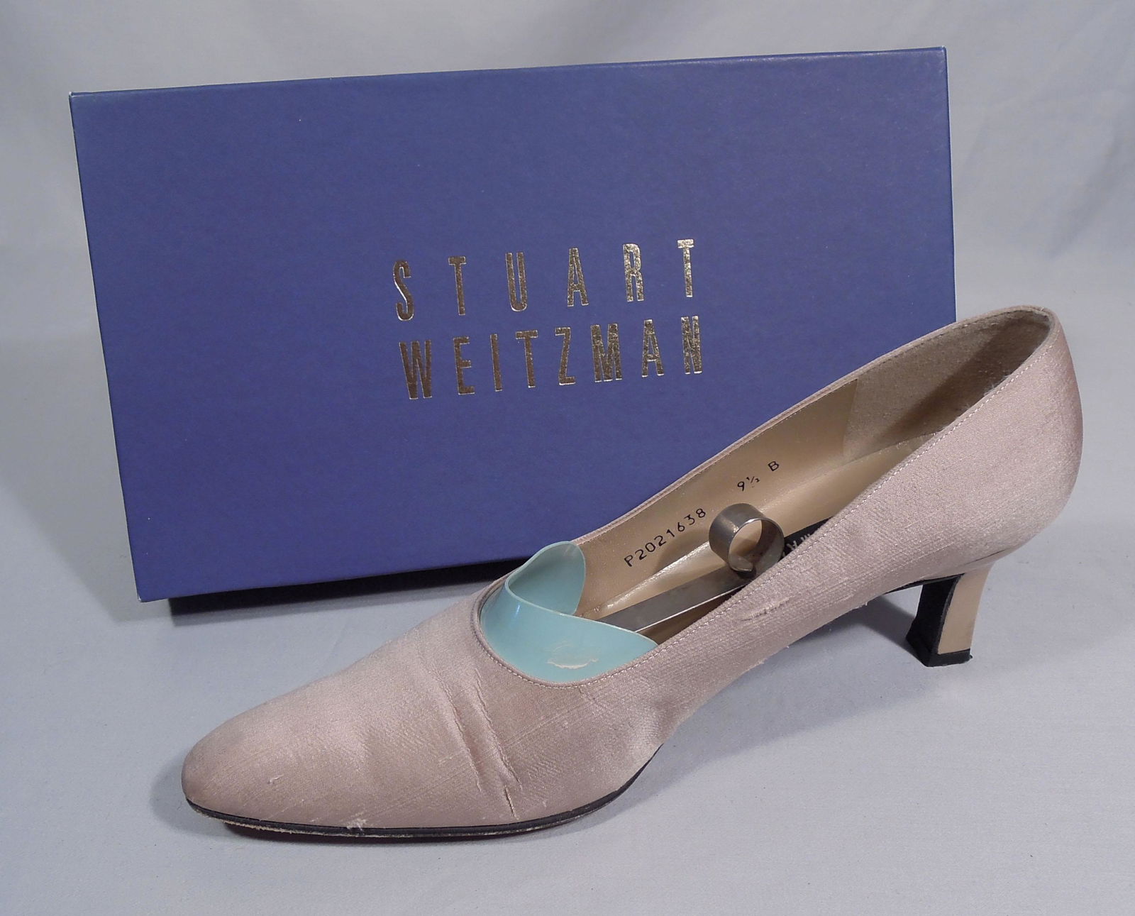 PAIR STUART WEITZMAN TAN HEELS: Size 9 1/2.