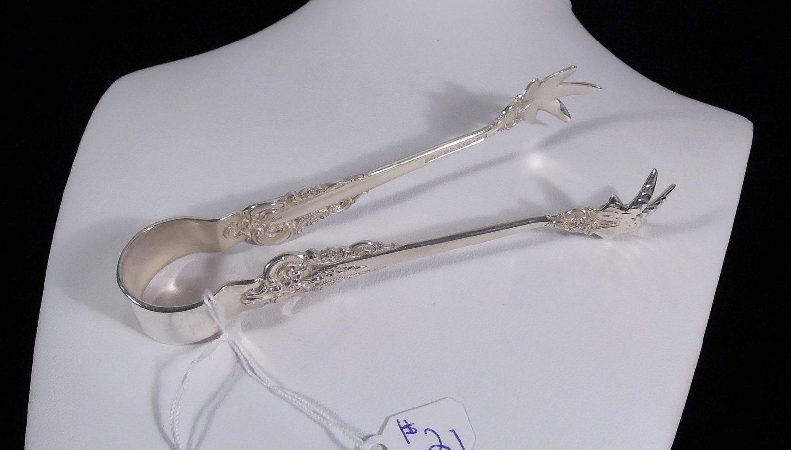 WALLACE GRAND BAROQUE STERLING SILVER OLIVE TONGS: 4 3/4" long. 32.4 grams.