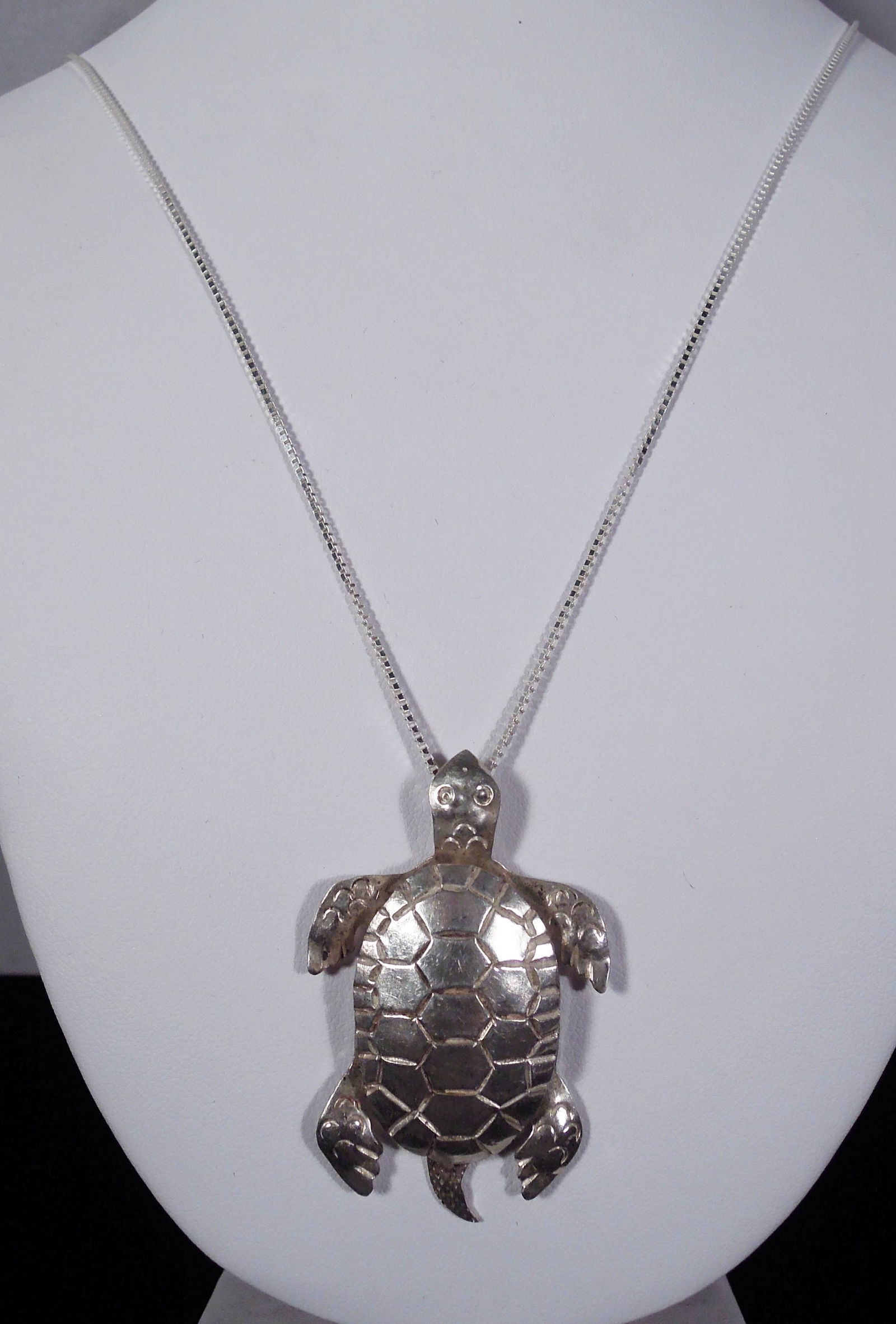STERLING SILVER SEA TURTLE NECKLACE (1 of 1)