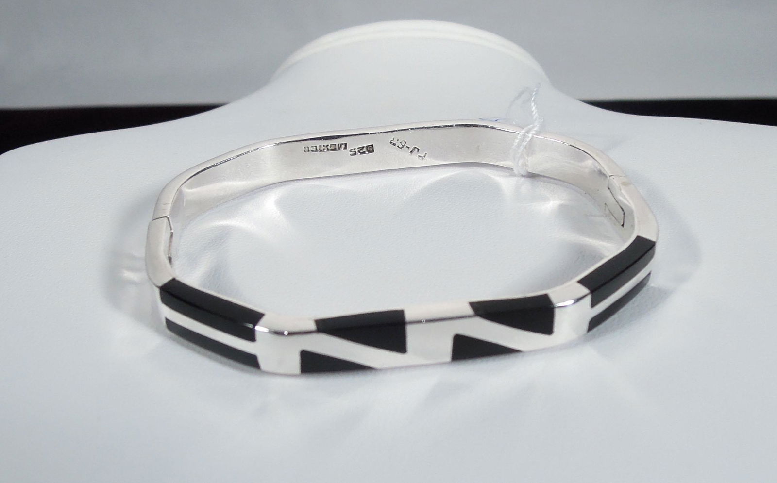 LADIES HEAVY STERLING SILVER & ONYX BANGLE BRACELET (1 of 1)