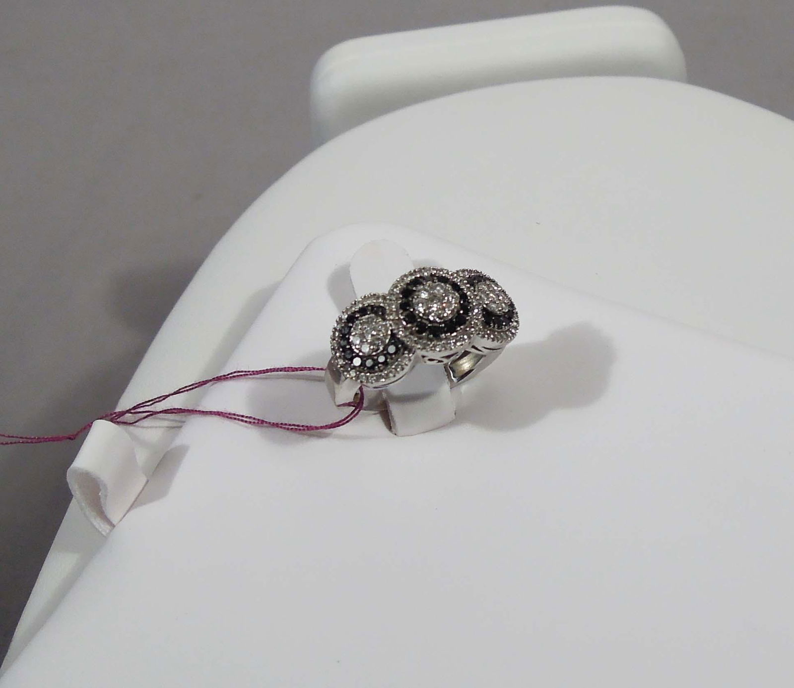 LADIES 14K W.G. , BLACK & WHITE DIAMOND RING (1 of 1)