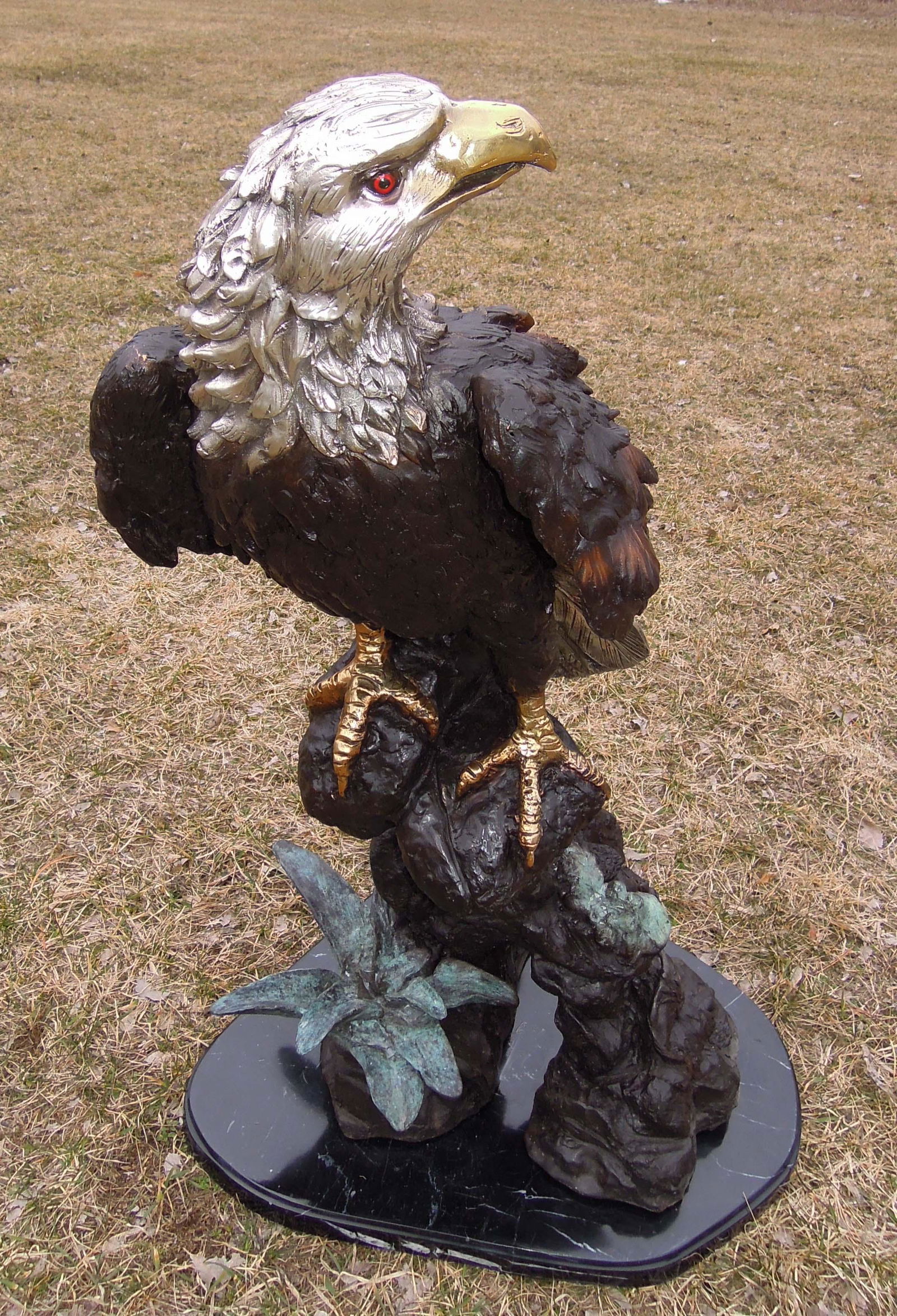 SPECTACULAR LARGE BRONZE SCULPTURE OF SEATED BALD EAGLE (SPIRIT OF AMERICA) (1 of 2)