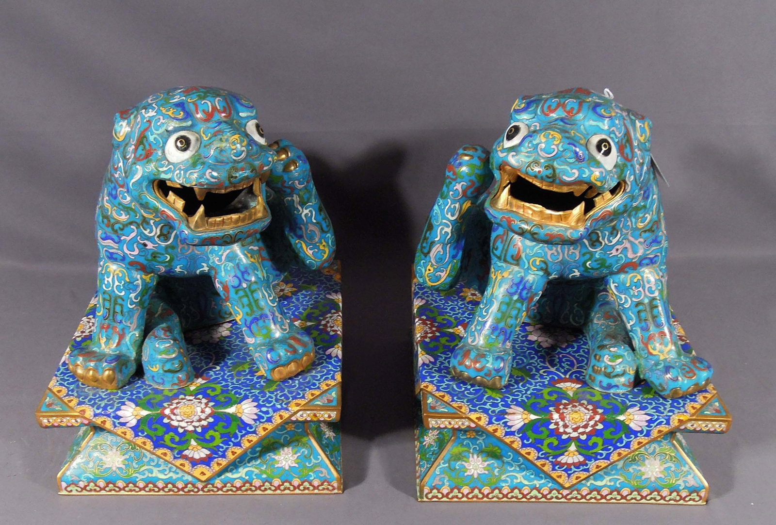PAIR OF VINTAGE CHINESE CLOISONNE FOO DOGS ON STANDS (1 of 5)
